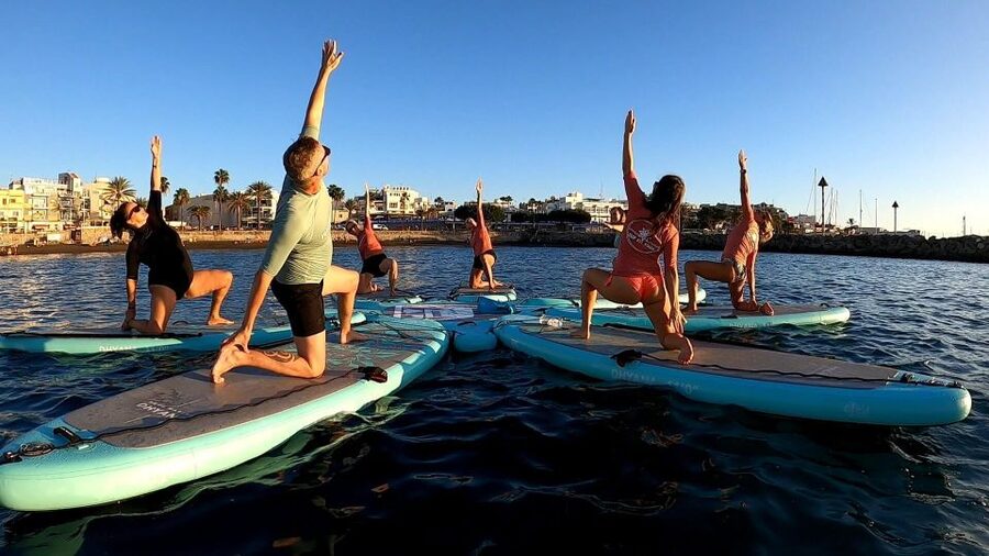 Arguineguín: Stand-up Paddleboard Yoga Class with Instructor - From Las Marañuelas Beach to the SUP yoga dock