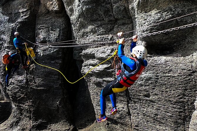 Coastering in Gran Canaria (Aquatic Route in the ocean cliffs) - What the guides and group size add