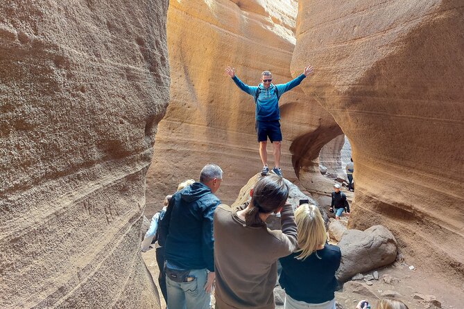 Gran Canaria Cave, Oasis, Red-gorge Adventure & cosy Picnic - Barranco de las Vacas and its bands of colored tuff
