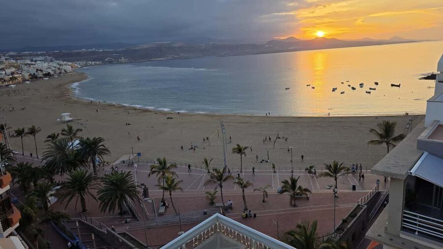 Las Palmas: City, Harbor, and Beach Walking-Hiking Tour - Following the harbor toward Isleta