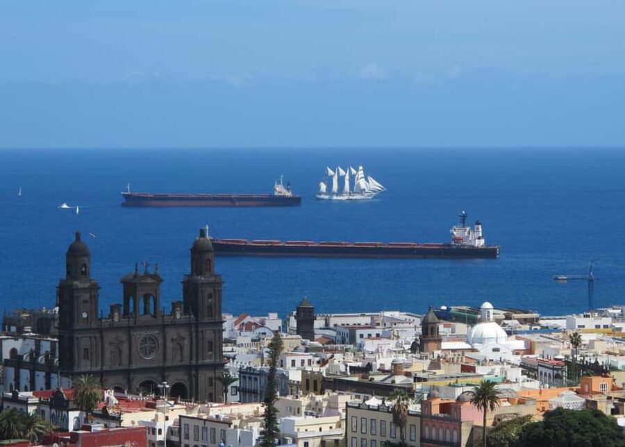 Las Palmas: City, Harbor, and Beach Walking-Hiking Tour - Markets, squares, and small city details