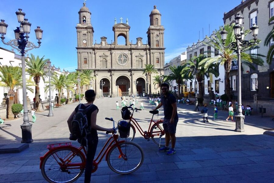 Las Palmas de Gran Canaria: Guided City Tour by Bike - Passing through Santa Catalina Park