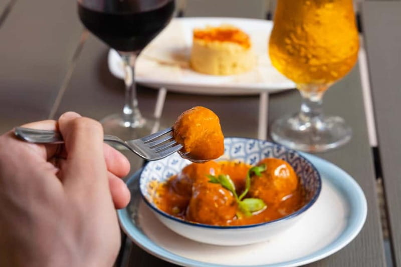 Las Palmas: Gourmet Tapas and Wine Tour in the Old Town - Calle Obispo Codina and the second tapa