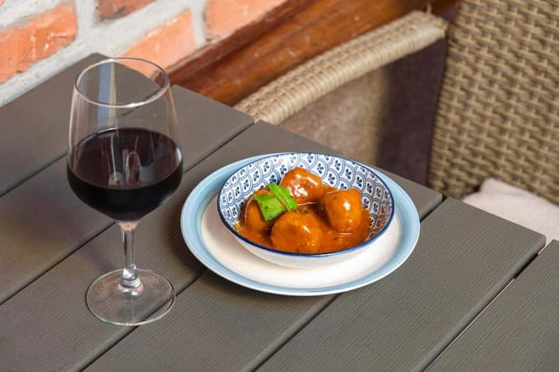 Las Palmas: Gourmet Tapas and Wine Tour in the Old Town - Booking and timing tips