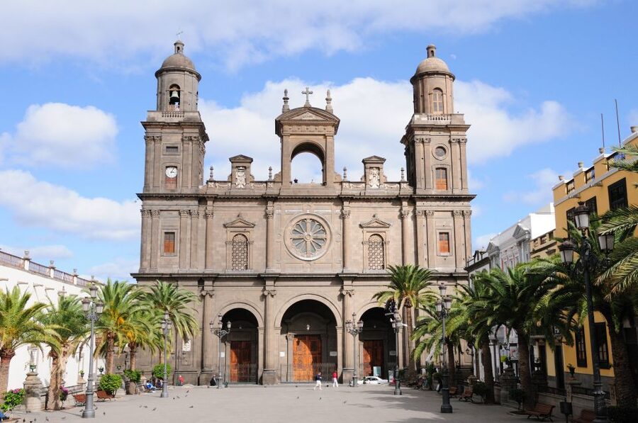 Las Palmas: Private Old City Guided Walking Tour with Tapas - Columbus House and the cathedral
