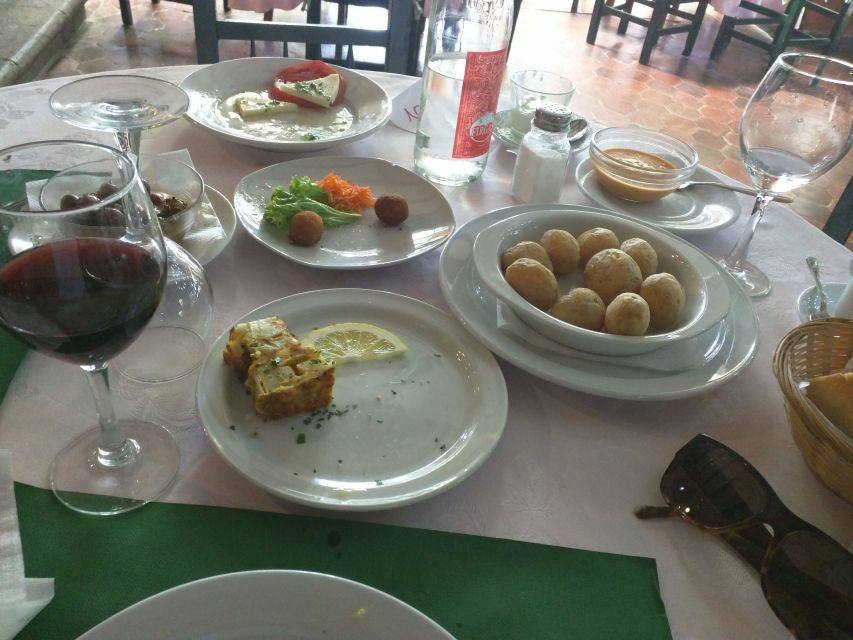 Las Palmas: Private Old City Guided Walking Tour with Tapas - Crossing into Triana for a different side of town