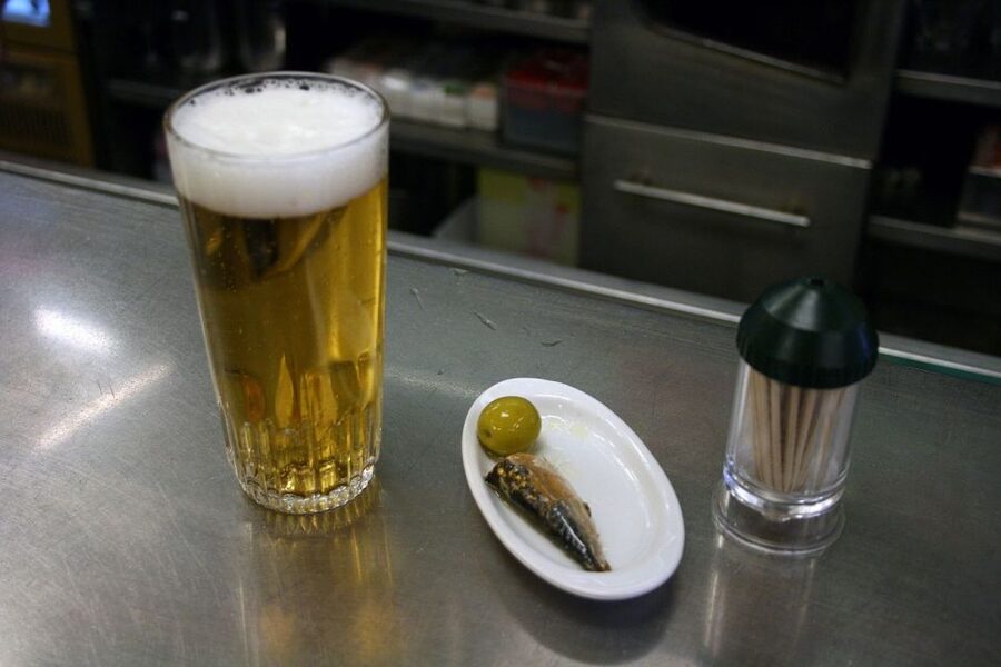 Las Palmas: Tapas and Drinks in the Beauty of the Old City - Following the route toward the cathedral