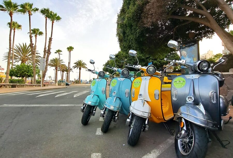 Maspalomas and Las Palmas: electric vintage scooter for rent - Sharing the scooter with a passenger