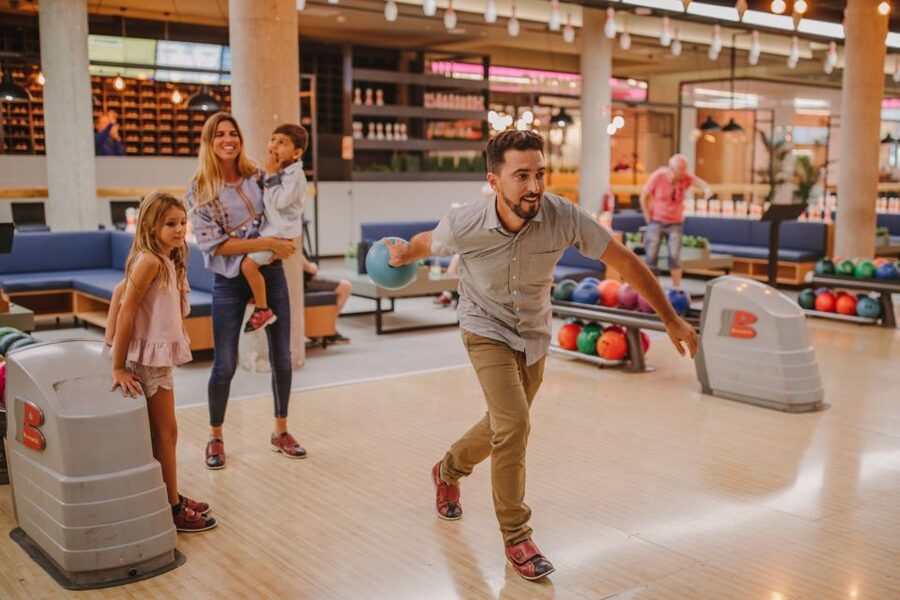 Maspalomas: Bowling Session Entry Ticket at Holiday World - Why this bowling session works well in Maspalomas