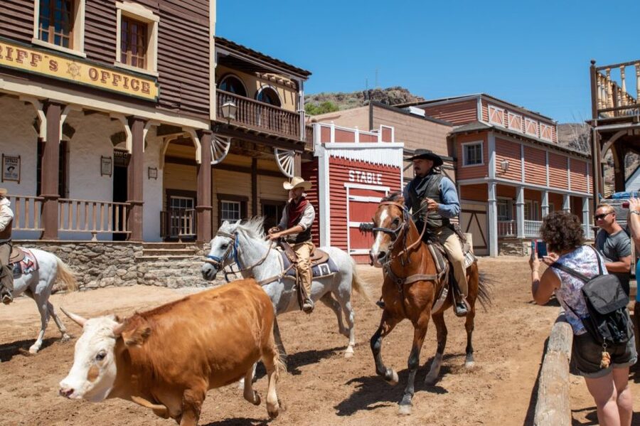 Maspalomas: E-Scooter or E-Bike Tour+Western Town Sioux City - Main Street and saloon shows