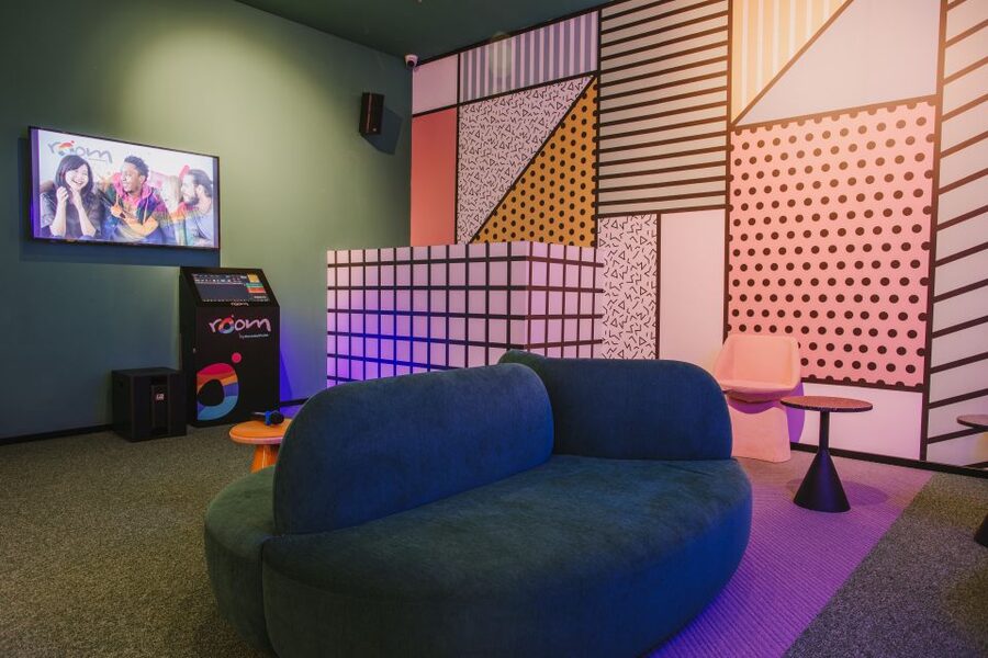 Maspalomas: Holiday World Themed Karaoke Room Rental - Choosing Between the Pool, 80s, Factory, and Tropical Rooms