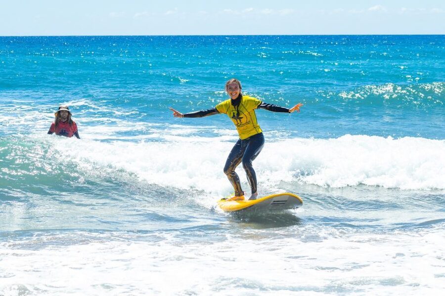 Playa del Inglés Maspalomas: High Quality Surf Classes - Getting into the water with an instructor