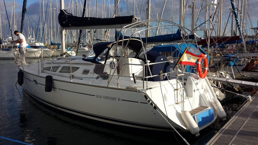 Puerto Rico: Sailing excursion with swim, drinks and tapas. - A sailing lesson instead of a simple cruise
