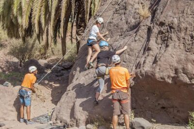 Rock Climbing from Beginners to Experts – Small Groups ツ