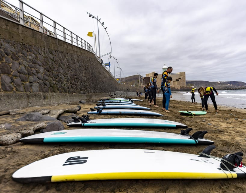 Surf lessons in Las Canteras Beach - Meeting the instructors and getting started