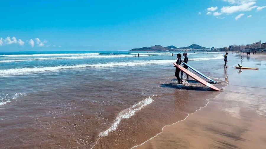 Surf lessons in Las Canteras Beach - Who should book this surf lesson